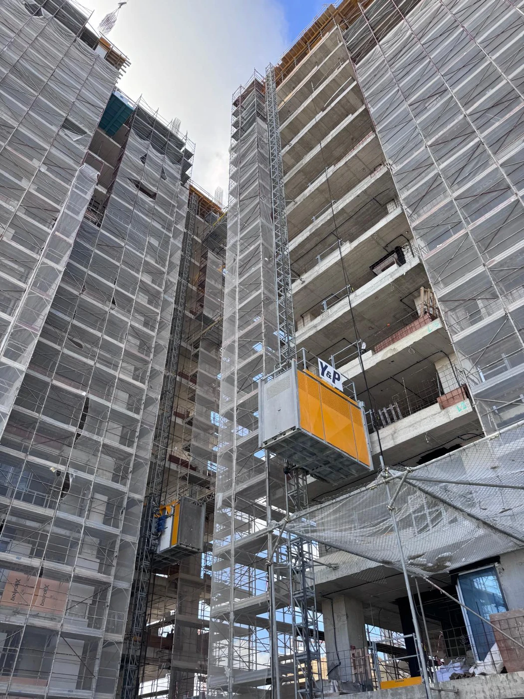 Building hoist installation
