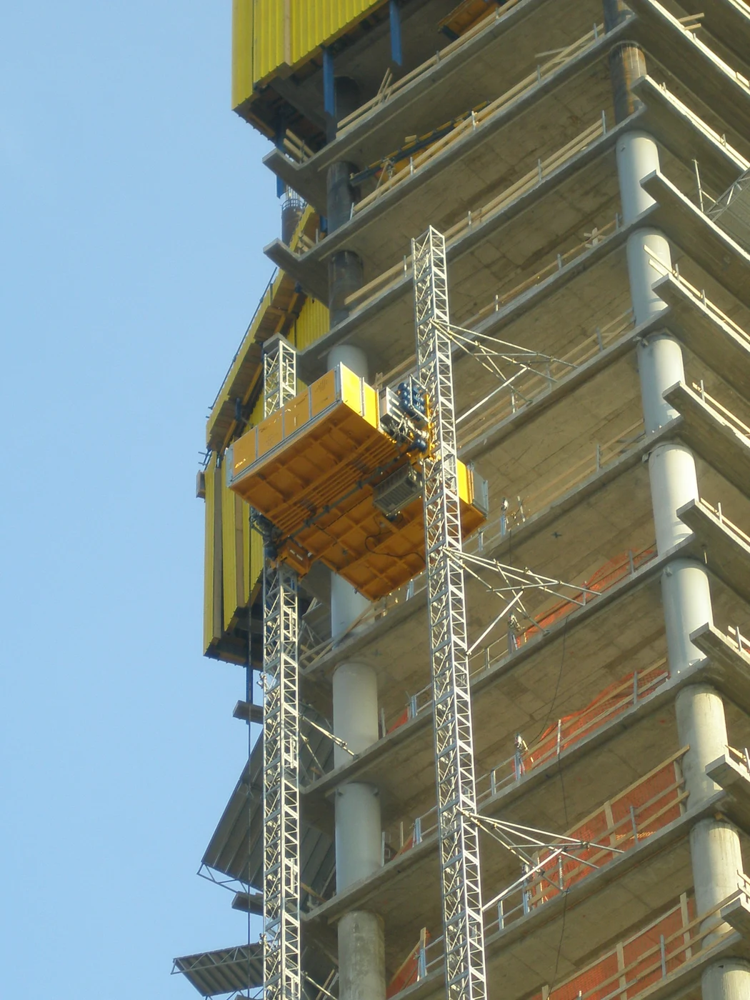 Construction hoist