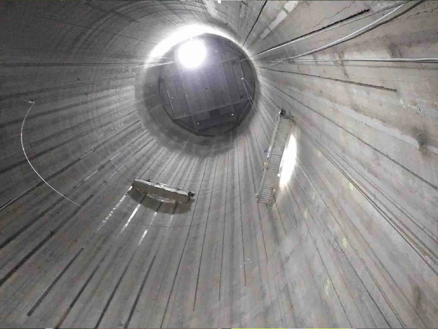 Suspended access inside a silo