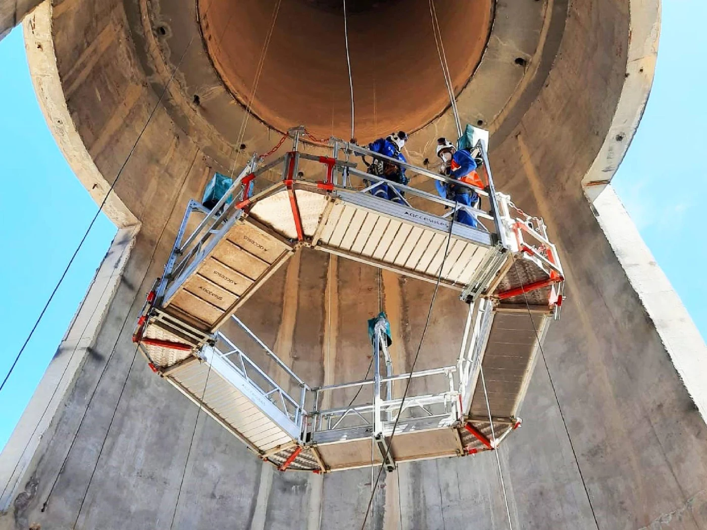 Suspended platform inside a silo